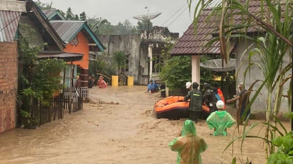 Banjir around Lahat, Sumatera Selatan: Flash flood impact on 6 districts and 3 submerged villages