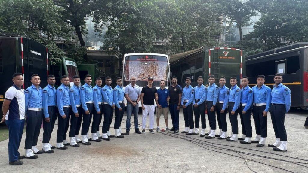 hrithik-roshan-spotted-shooting-with-air-force-cadets-for-siddharth-anands-fighter-see-pic