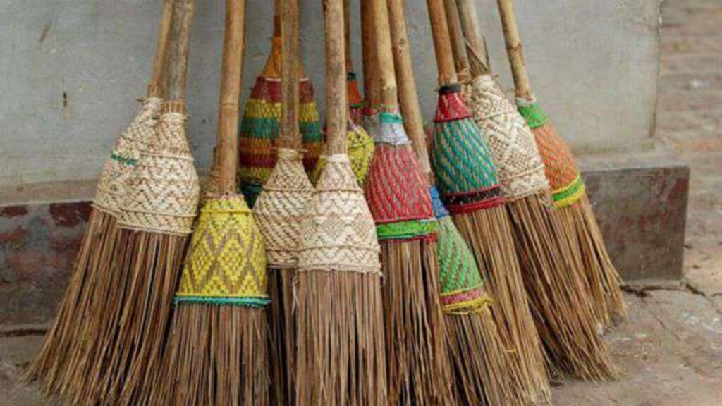 Know these important things related to the broom, with the blessings of Maa Lakshmi, there will be a rain of money.