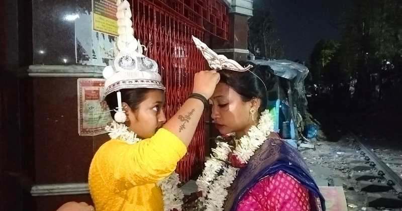 Kolkata lesbian duo unite in intimate wedding ceremony