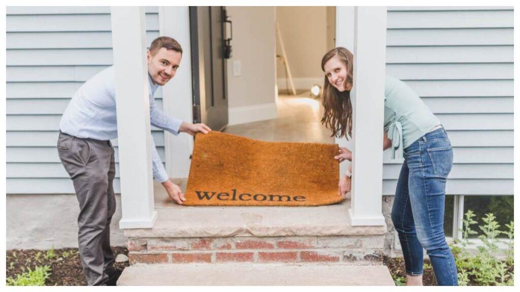 The guest who comes home should always receive a warm welcome.  Because such a belief pleases the guest is like pleasing God.  When welcoming guests, it is important to take care of only a few things.  With this, happiness and prosperity will remain in your home.