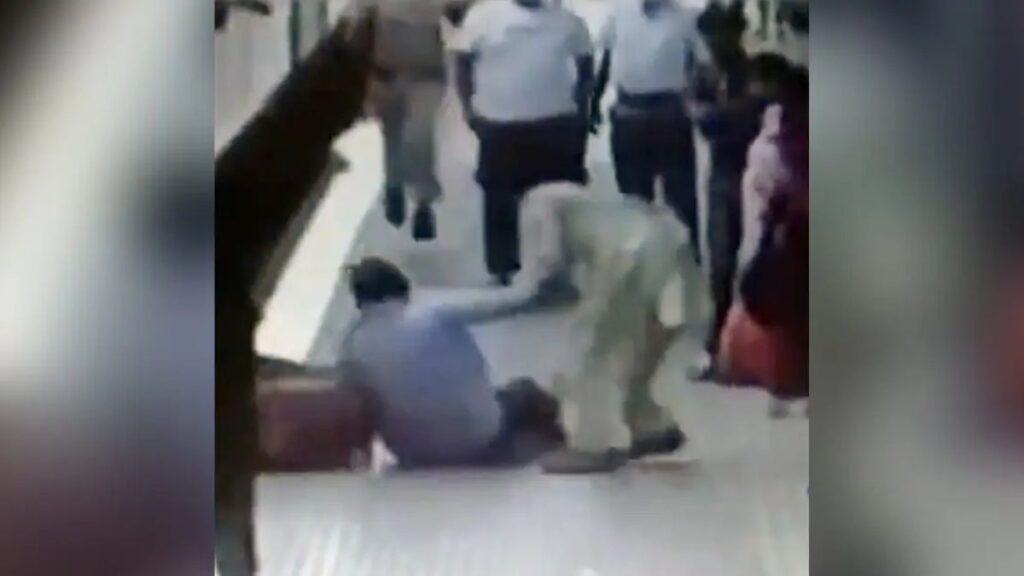 police-officer-saves-passengers-life-who-slipped-while-getting-on-moving-train-watch