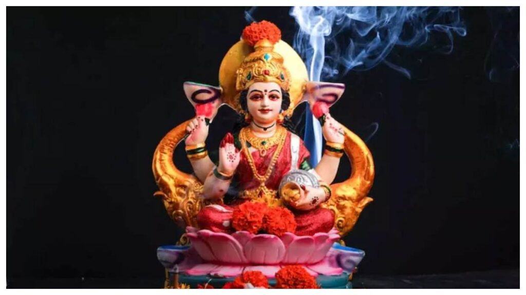The person who is showered with Maa Lakshmi's blessings never lacks grains of money in his life.  Some of these foolproof tricks have been told in astrology, testing which of the Lakshmi goddesses is pleased.  By her grace a person becomes rich.
