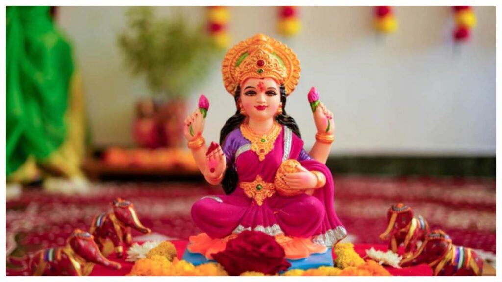 With the grace of Goddess Lakshmi, all the tasks are completed without any hindrance.  Today we are going to tell you about some of those mantras through which you can get the blessings of Goddess Lakshmi.
